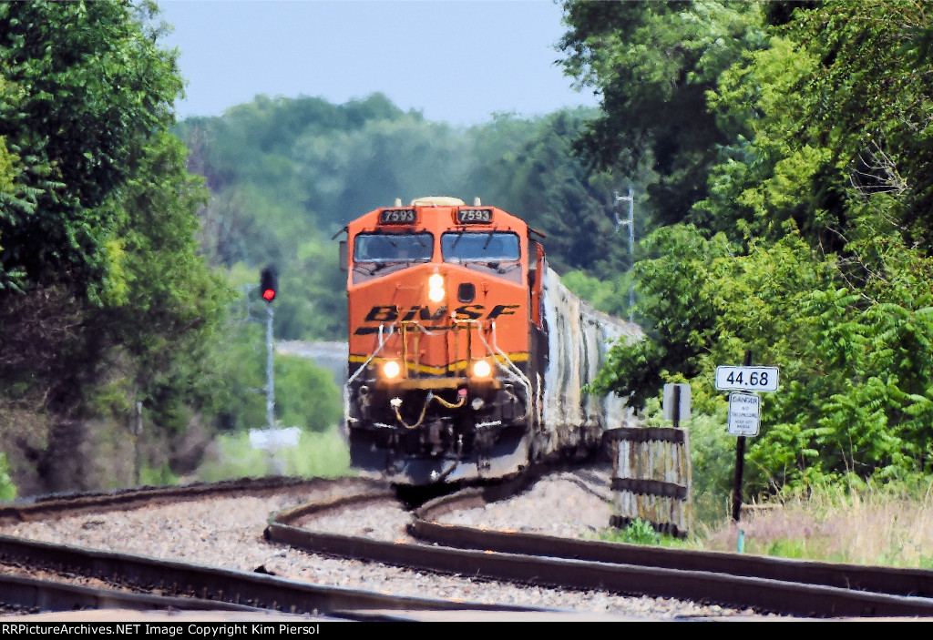 BNSF 7593 - On Siding